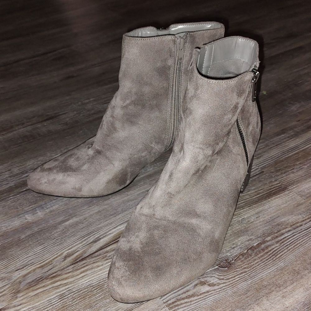 Bandolino Lila2 Snake Hill Bootie-Light Gray Ankle boots  Sz 11